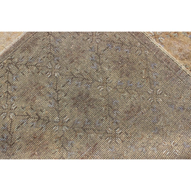 Textile Mid 20th Century Mid 20th Century Turkish Vintage Oushak Rug With All-Over Design and Neutral Colors; Tan Taupe and Purple For Sale - Image 7 of 8