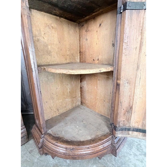 Pair of 18th Century Italian Walnut Corner Cabinets For Sale - Image 11 of 17
