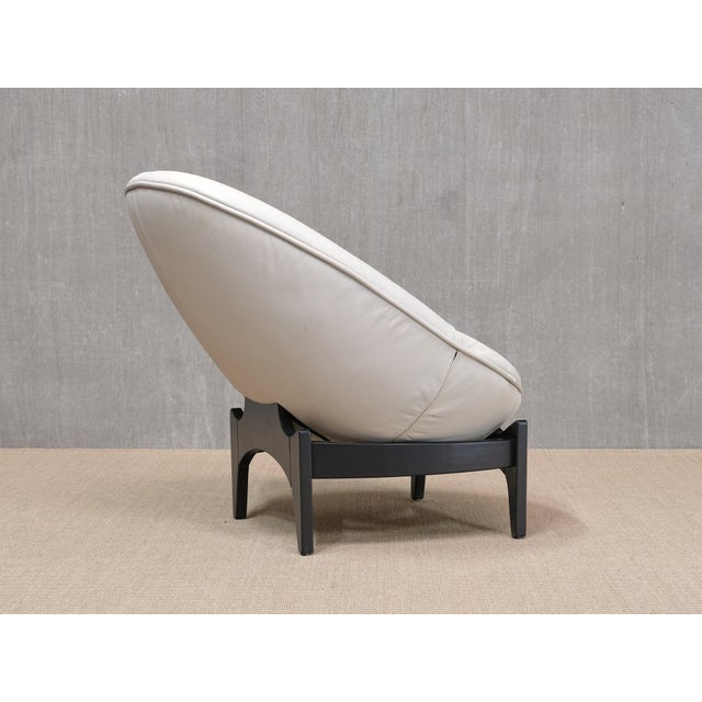 Oval White Leather Armchairs by Emiel Veranneman for de Sede, Switzerland, 1992, Set of 2 For Sale - Image 9 of 16