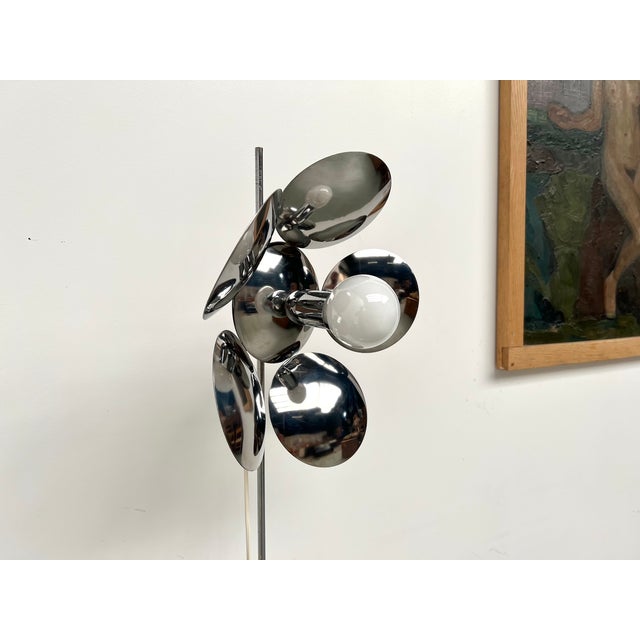 Maison Lecan presents this superb 1970s modernist floor lamp, remarkable for its elegant floral silhouette. Composed of a...