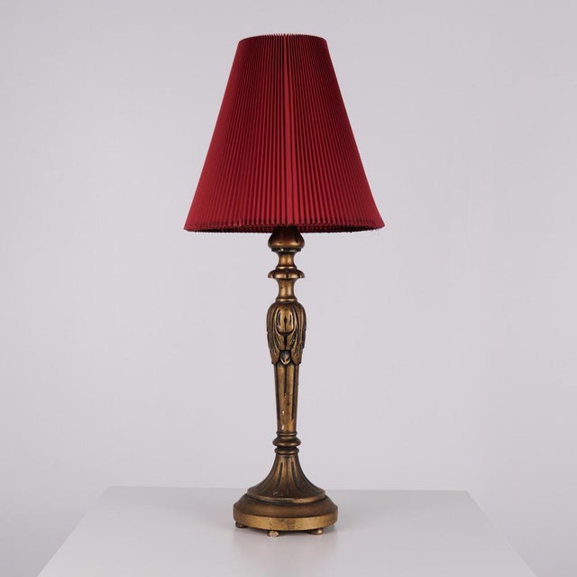1940s Table Lamp in Gilded Wood with Carvings and Red Lampshade, 1940 For Sale - Image 5 of 10