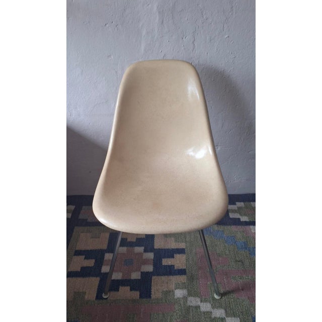 Early DSX fiberglass chair designed by Charles & Ray Eames for Herman Miller in the 1950s. Creamy white colour. This is an...