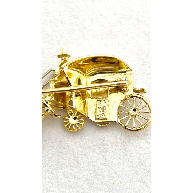 This exquisite Italian brooch is a masterpiece of vintage jewelry design, crafted from luxurious 18-karat yellow gold. The...