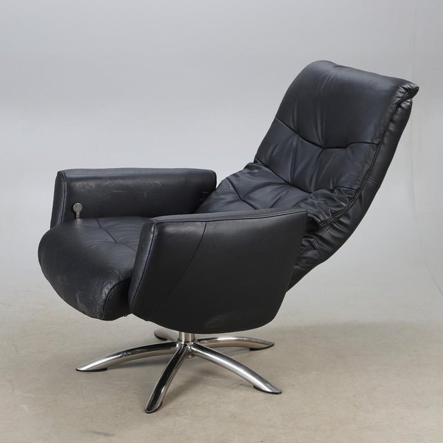 Vintage Black Leather Chair with Chrome X-Frame Base, 1980s, in Good conditions. Designed 1980 to 1989