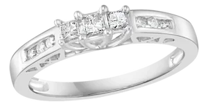 Three-Stone Diamond 0.30 Carat Traditional Ring/Band 14 Karat White Gold