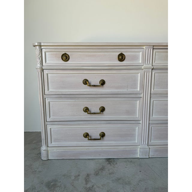Neoclassical Vintage John Widdicomb Neoclassical Style 8-Drawer Dresser With Brass Handles For Sale - Image 3 of 18