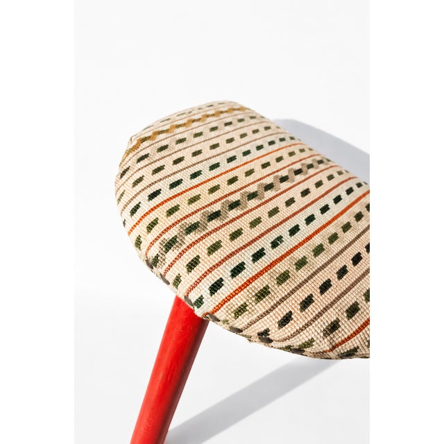 1960s Mid-Century Modern Oval Tripod Ottoman in Kilim Brocade Fabric, 1960s For Sale - Image 5 of 10