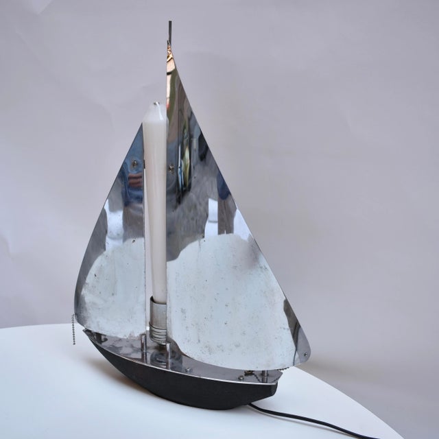 This table lamp in the shape of a boat dates back to the '60s. It is very special because of its touch screen ignition,...