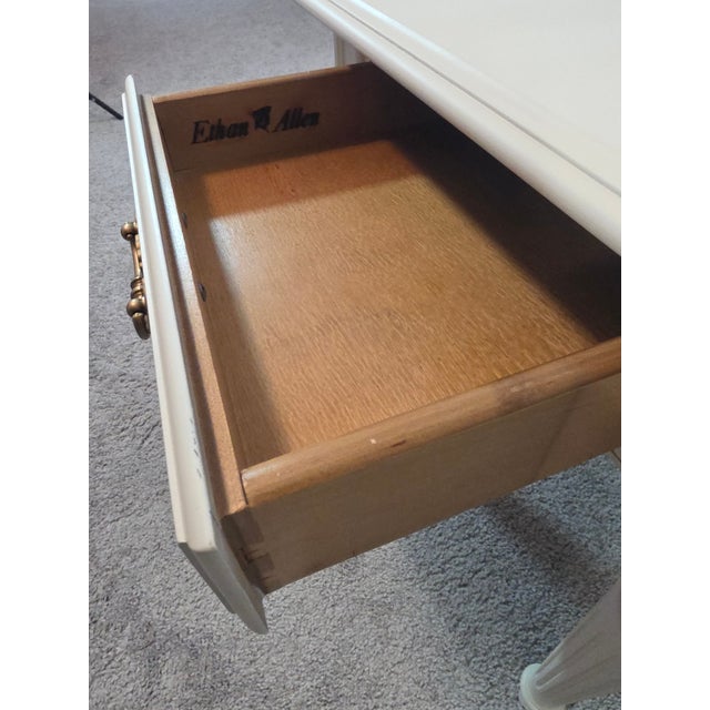 Late 20th Century Ethan Allen Off-White Drop-Leaf Accent Table With Drawer For Sale In Tampa - Image 6 of 10
