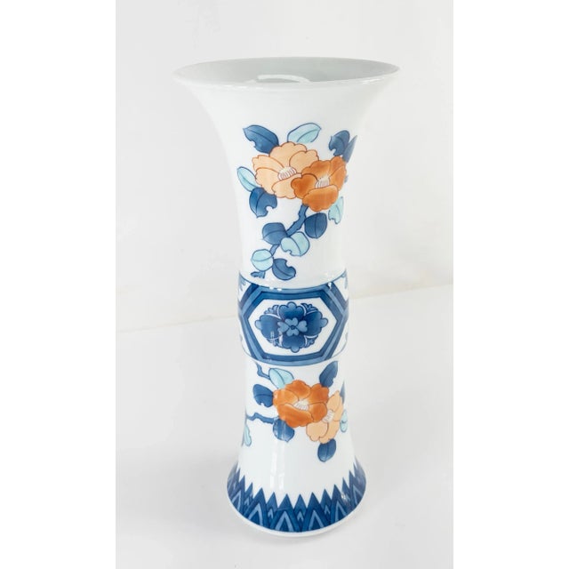 We are selling this 20th century Japanese Arita Kakiemon style vase. This vase has Chinese traditional shape of "Gu"...