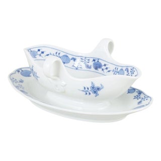 Zwiebelmuster Porcelain Sauce Boat with Attached Stand from Meissen, Early 20th Century For Sale