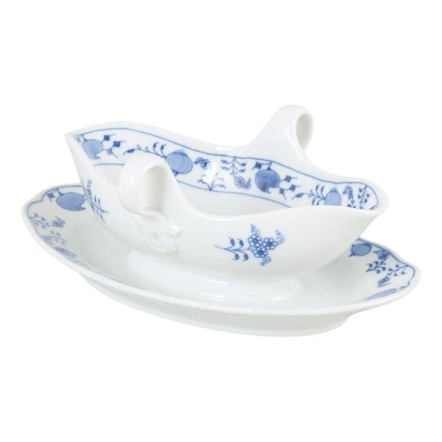 Zwiebelmuster Porcelain Sauce Boat with Attached Stand from Meissen, Early 20th Century For Sale