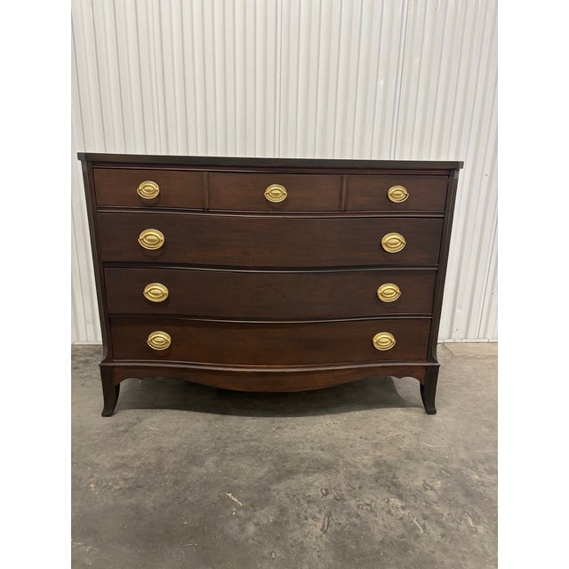 Hepplewhite Colonial Serpentine Hepplewhite Mahogany Chest For Sale - Image 3 of 12