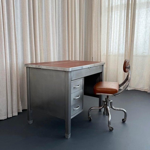 1940s Industrial Mid-Century Brushed Steel Military Desk With Leather Pop-Up Top For Sale - Image 10 of 12