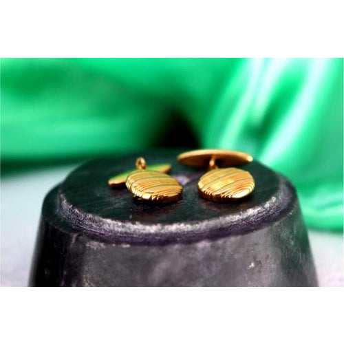 Gold cufflinks in button shape with strips. Metal: Gold. Origin: Portuguese. Brand: Dragão. Weight: 5.91 grams....