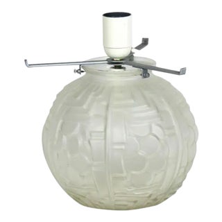 1920s Lalique Style Art Deco French Glass Lamp For Sale