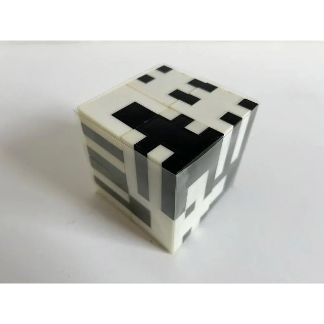 When in the sixties, especially in the Netherlands, art became more and more geometric, it evolved into what Slothouber en...