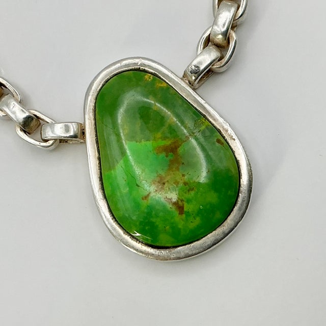 1980s Vintage Southwestern Navajo Americana Carico Lake Sterling & Green Turquoise Pendant Necklace For Sale - Image 6 of 14