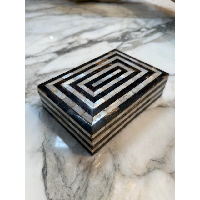 Shell 1950s Geometric Mother-of-Pearl and Horn Inlay Decorative Box For Sale - Image 7 of 7