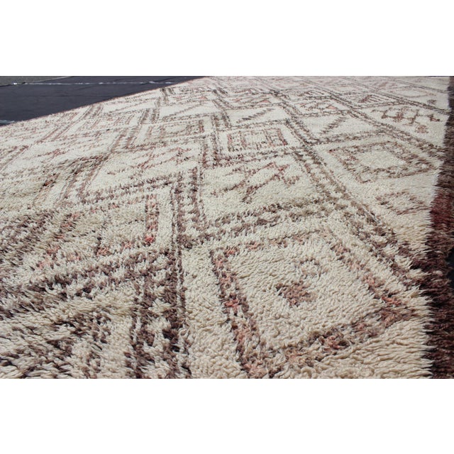Mid 20th Century Large Moroccan Beni Ouarain Rug With Diamond Design in Light Ivory, Gray & Pink 6'3"x11'8" For Sale - Image 5 of 5