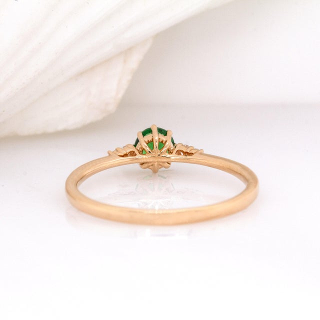Tsavorite Garnet & Diamond Ring in 14k Yellow Gold – Round Shape 4mm, Size 6.75 For Sale In Columbus - Image 6 of 7