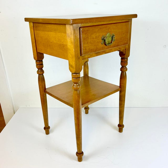 1970s Vintage Ethan Allen Americana Traditional Heirloom Nutmeg Maple Side Table by Baumritter For Sale - Image 12 of 14