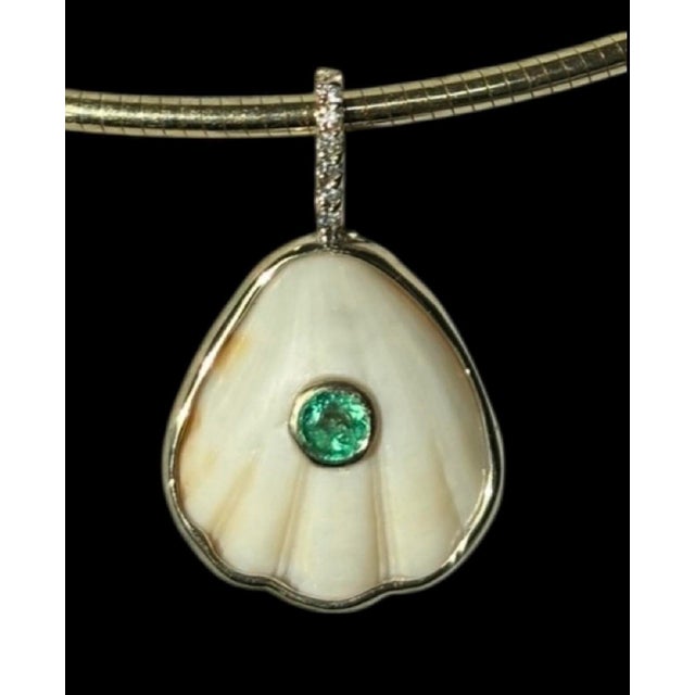 Shell Pendant With Emerald, Diamonds & 14k Gold For Sale In New York - Image 6 of 11