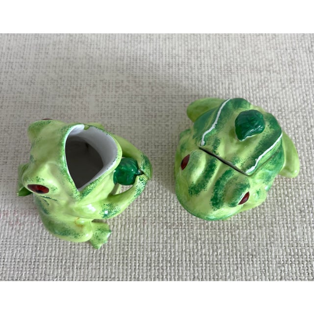 Very sweet set of two frogs made in Italy. One creamer and one sugar container. Great for a spring table scape. Excellent...