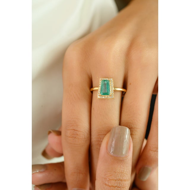 English Unique 18k Gold Tapered Baguette Emerald Ring for Bride Size 7 For Sale - Image 3 of 13