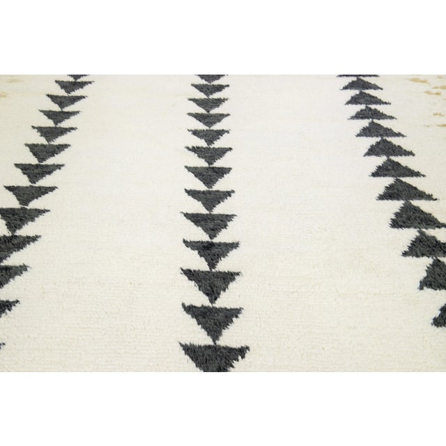 2020s Ivory Modern Moroccan Style Wool Rug With Tribal Pattern For Sale In New York - Image 6 of 7