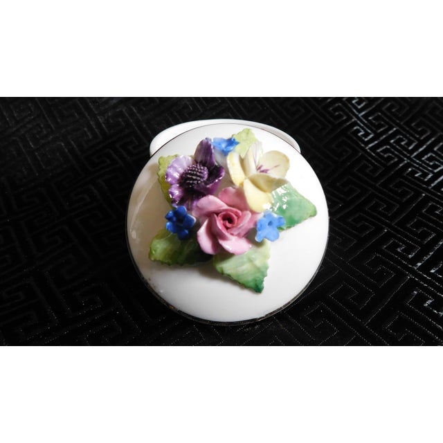 Shabby Chic 1940s Crown Staffordshire White Ring Box With Dimensional Flowers For Sale - Image 3 of 4