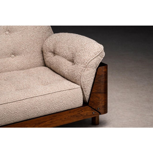Mid-Century Modern Four-Seat Sofa in Brazilian Rosewood with Sculpted Back and Warm Bouclé Upholstery, JD Moveis, 1960s - Lot 546 For Sale - Image 3 of 16