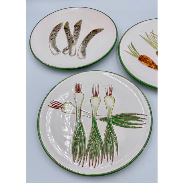 Majolica 1950s Italian Majolica n.708 Vintage 8" Serving Plates Hand Painted Pottery - 3pc Set For Sale - Image 4 of 6