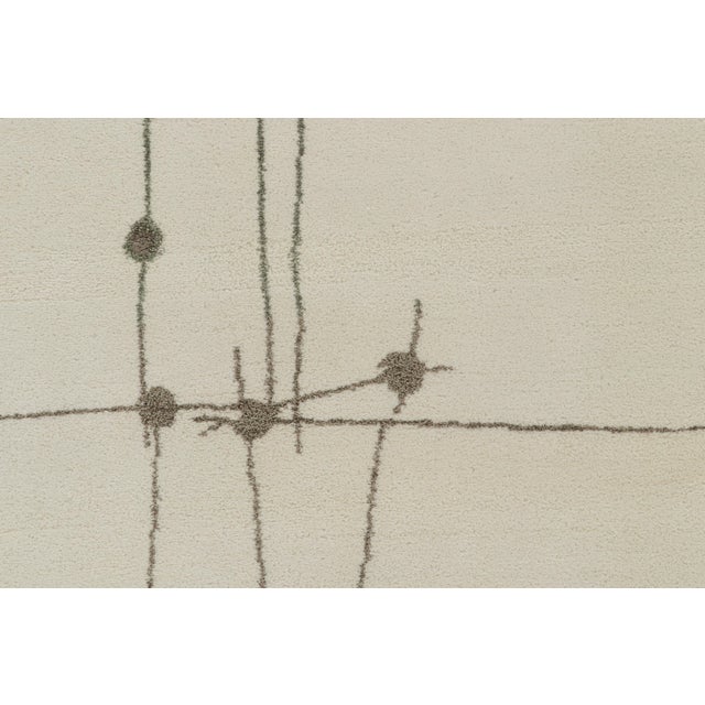Modern Rug & Kilim’s Mid-Century Modern Style Rug in White and Gray Geometric Pattern For Sale - Image 3 of 7