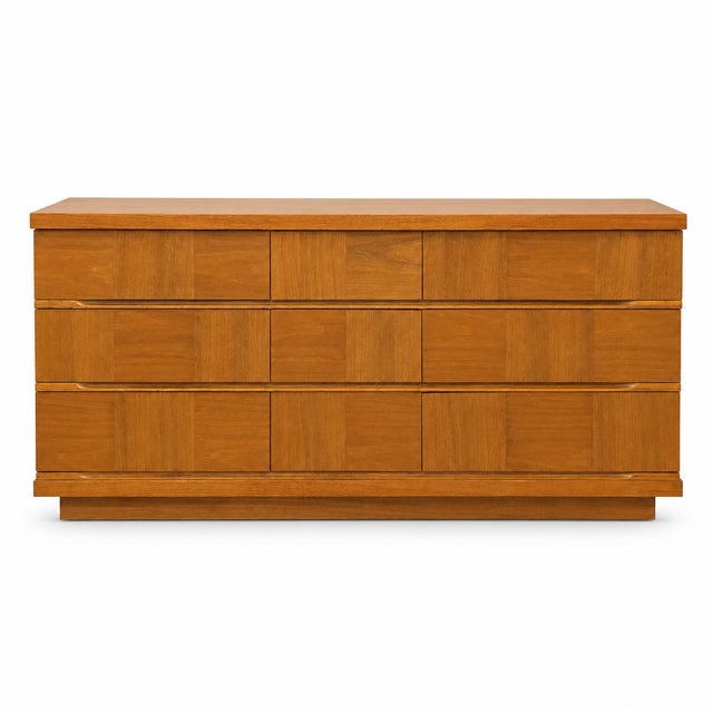 Beautiful mid century modern Harmony House dresser with removable mirror. The piece retains its original Harmony House...
