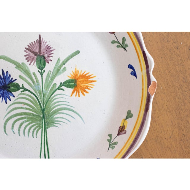 Cream 19th Century Set of 5 French Faïence Plates – Hand-Painted Floral – Scalloped Edge – Provincial Style For Sale - Image 8 of 12