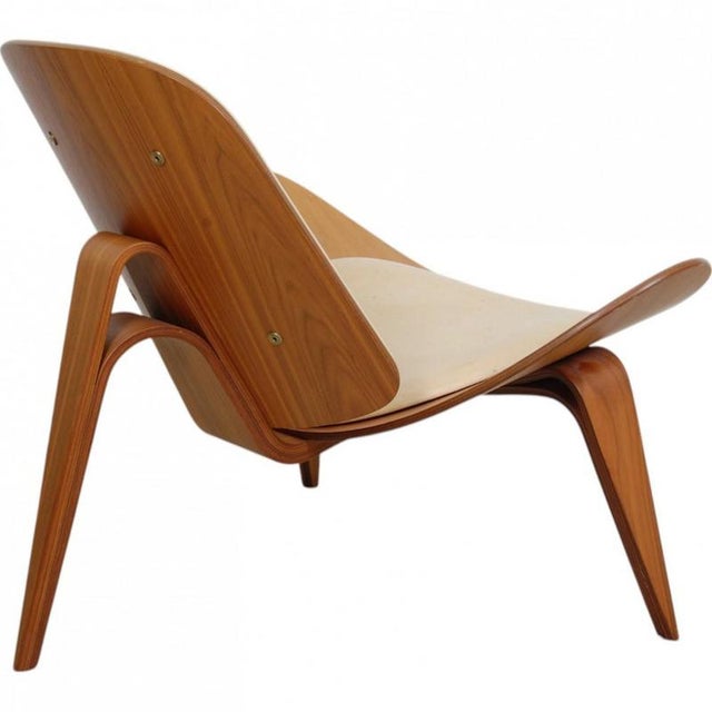 CH07 Shell Chair in Walnut by Hans Wegner For Sale - Image 4 of 18