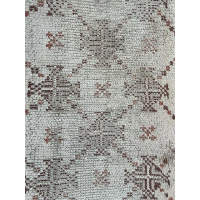 Nice mid century tribal Beni Ouarain Moroccan rug with a geometrical design and with and brown colours, uniform wears,...