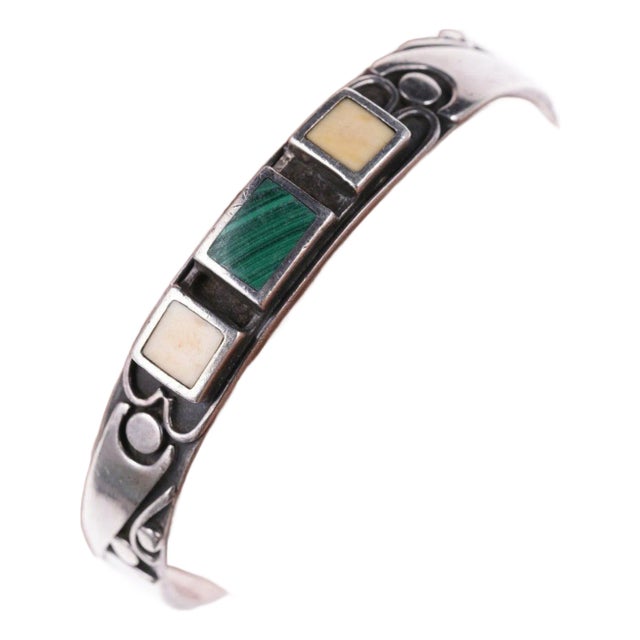 6 3/8"' Vintage Native American sterling - Malachite and fossil bracelet For Sale