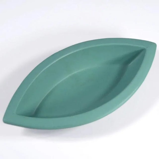 Decorative ceramic patera in celadon green. Signed. It comes from Germany from the 1980s. Dimensions: 29 x 14 cm. Height:...