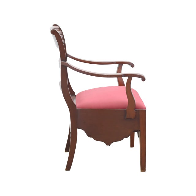 Beautiful arm chair in mahogany from the 19th century. Very elegant design.