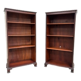 Vintage Traditional English Georgian Style Mahogany Finish Bookcase Pair For Sale