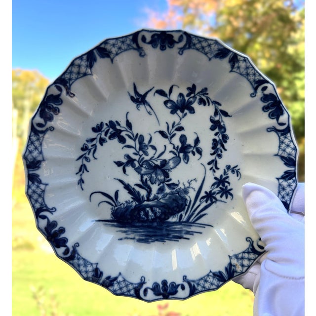 An antique English Worcester soft-paste porcelain dish, dating to circa 1770–1785, decorated in underglaze blue with a...