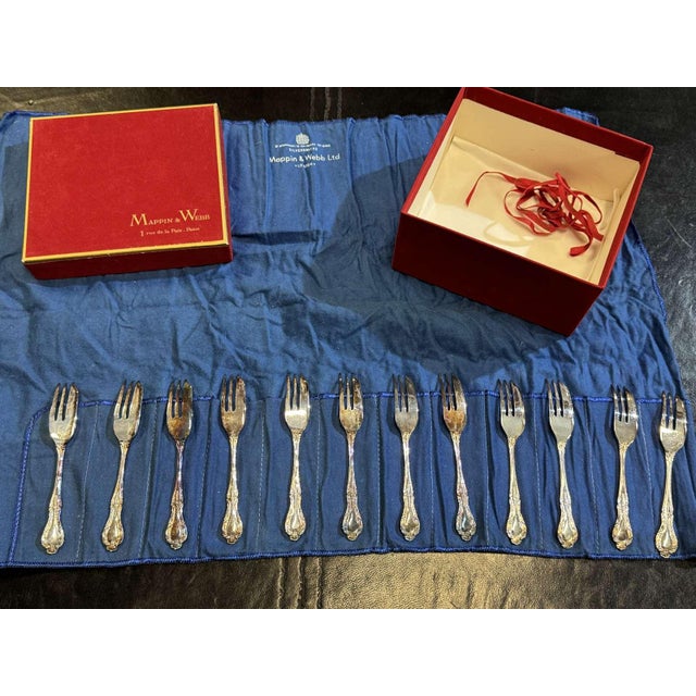 Mappin and Webb set of 12 silver-plated metal cake forks, Russell pattern - L=14.2cm This piece has an attribution mark, I...