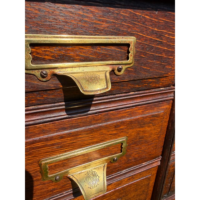Antique Oak 30-Drawer Library Card Catalog Cabinet Late Victorian / Early Arts & Crafts | C. 1886–1905 | Original Finish & Brass Hardware For Sale - Image 10 of 16