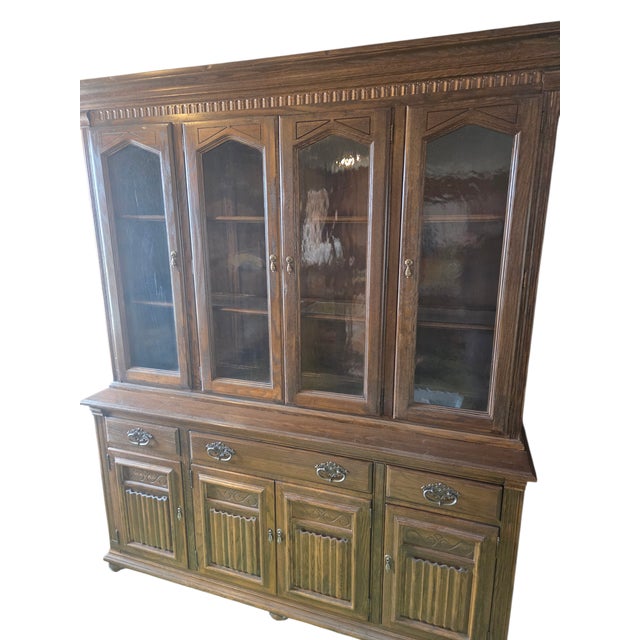 1970s Ethan Allen Jacobean Charter Oak Breakfront China Cabinet Hutch Display For Sale - Image 10 of 11