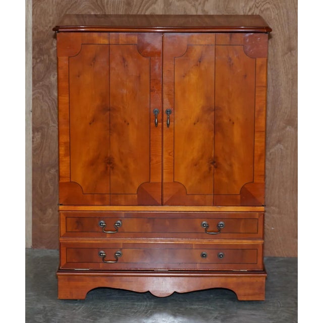 We are delighted to offer for sale this lovely Yew wood TV cupboard with bi folding doors A good looking and well made...