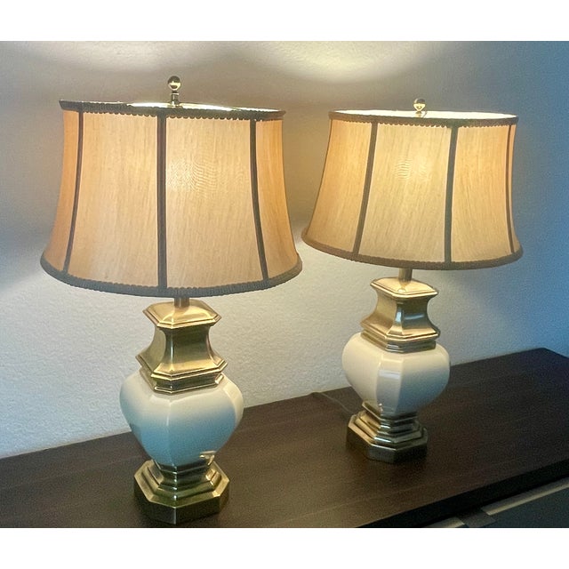 Vintage Stiffel Hollywood Regency Style Brass & Cream Porcelain Table Lamps- A Pair For Sale In Denver - Image 6 of 18