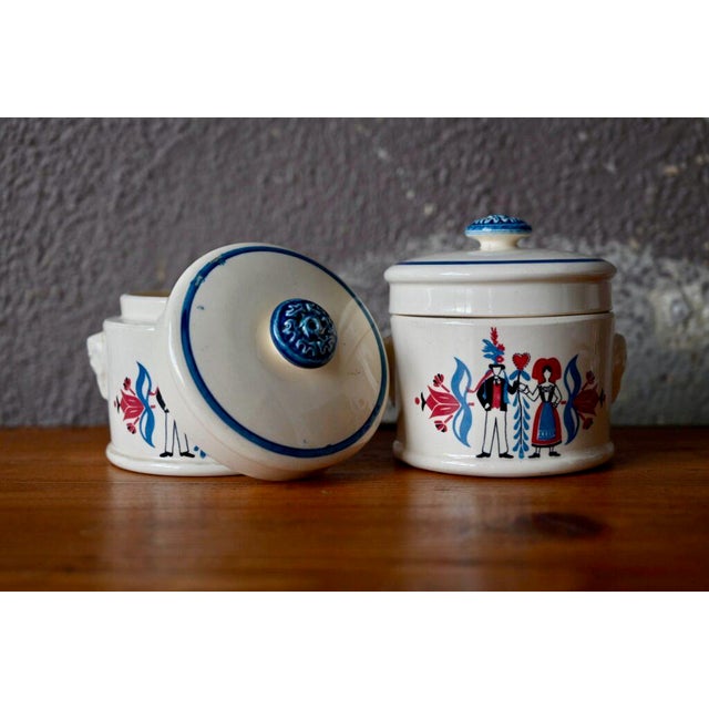 These two covered pots come from the “Ribeauvillé” service of the Sarreguemines earthenware factory. The colorful...