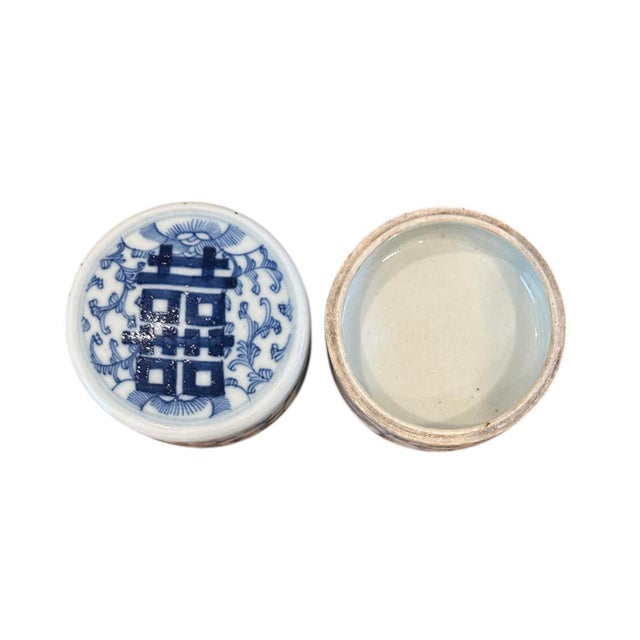 Mid 20th Century Vintage Blue & White Chinese Double Happiness Chinoiserie Cylindrical Lidded Ceramic Padte Pot / Powder Jar / Trinket Box / Vessel For Sale - Image 5 of 6